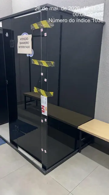 Box de vidro de banheiro de vestiário em manutenção, isolado com fita