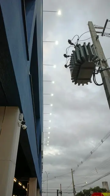 Refletor de fachada instalado em poste, visto de baixo