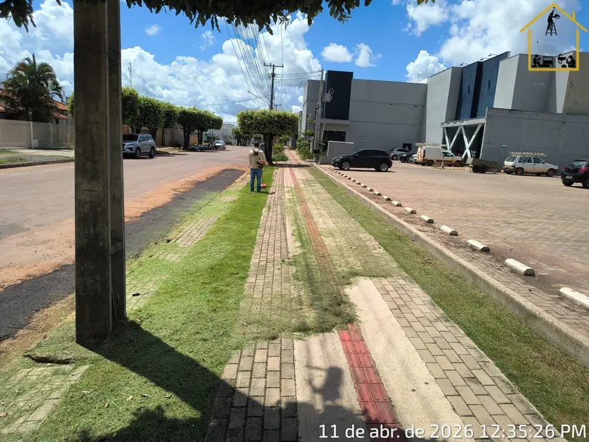 Calçada com grama aparada em frente a uma unidade comercial