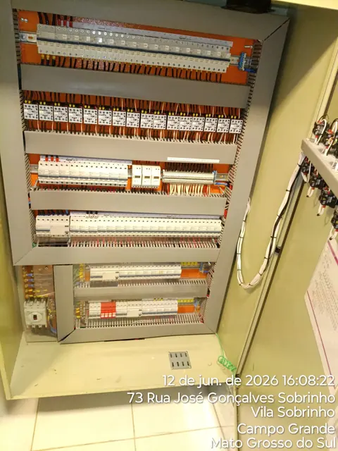 Quadro elétrico de distribuição aberto após manutenção