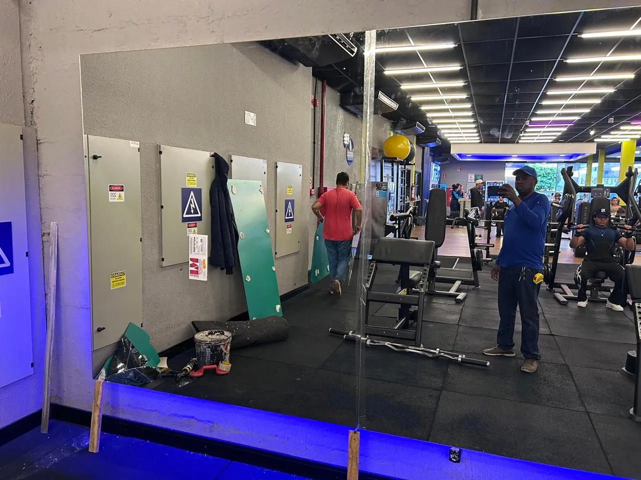 Equipe da Inovação Engenharia executando reparo de espelhos dentro de uma academia em funcionamento