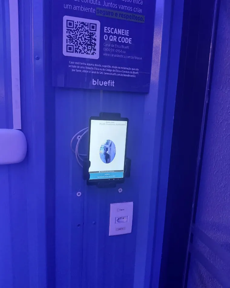 Equipamento de controle de acesso por reconhecimento instalado na entrada de uma academia